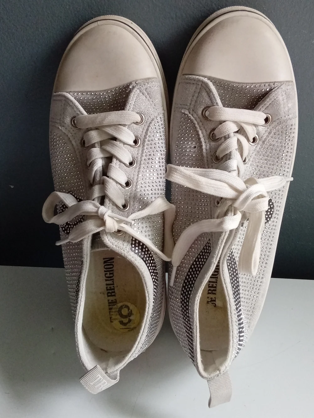 True Religion Rhinestone Embellished Low Top Sneaker Cream Horseshoe Logo Mens 9